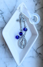 Load image into Gallery viewer, Blue Miraculous Medal Straw Tumbler Charms